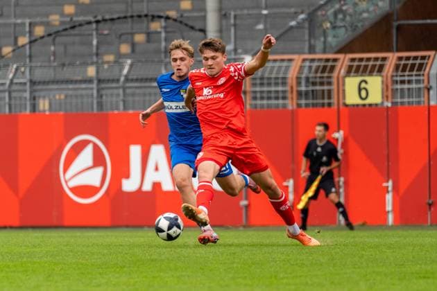 Spielszene, Zweikampf, Balltion, Pass, Passspiel, v.l. Luca Battista (TSG Balingen, 21), Jason Amann (1. FSV Mainz 05 II, 16), GER, 1. FSV Mainz 05 II vs. TSG Balingen, Fussball, Regionalliga Suedwest, 12. Spieltag, Saison 2025 2026, 11.10.2025, DFB REGULATIONS PROHIBIT ANY USE OF PHOTOGRAPHS AS IMAGE SEQUENCES AND OR QUASI-VIDEO, GER, 1. FSV Mainz 05 II vs. TSG Balingen, Fussball, Regionalliga Suedwest, 12. Spieltag, Saison 2025 2026, 11.10.2025 Mainz Copyright: xEibner-Pressefoto Jan-NiclasxGrox EP_JGG