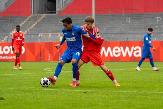 Spielszene, Zweikampf, Ballaktion, v.l. Amney Moutassime (TSG Balingen, 18), Tim Mueller (1. FSV Mainz 05 II, 22), GER, 1. FSV Mainz 05 II vs. TSG Balingen, Fussball, Regionalliga Suedwest, 12. Spieltag, Saison 2025 2026, 11.10.2025, DFB REGULATIONS PROHIBIT ANY USE OF PHOTOGRAPHS AS IMAGE SEQUENCES AND OR QUASI-VIDEO, GER, 1. FSV Mainz 05 II vs. TSG Balingen, Fussball, Regionalliga Suedwest, 12. Spieltag, Saison 2025 2026, 11.10.2025 Mainz Copyright: xEibner-Pressefoto Jan-NiclasxGrox EP_JGG