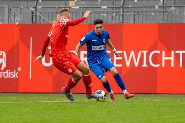 Spielszene, Dribbling Pedro Almeida Morais (TSG Balingen, 11), l. Philipp Schulz (1. FSV Mainz 05 II, 04), GER, 1. FSV Mainz 05 II vs. TSG Balingen, Fussball, Regionalliga Suedwest, 12. Spieltag, Saison 2025 2026, 11.10.2025, DFB REGULATIONS PROHIBIT ANY USE OF PHOTOGRAPHS AS IMAGE SEQUENCES AND OR QUASI-VIDEO, GER, 1. FSV Mainz 05 II vs. TSG Balingen, Fussball, Regionalliga Suedwest, 12. Spieltag, Saison 2025 2026, 11.10.2025 Mainz Copyright: xEibner-Pressefoto Jan-NiclasxGrox EP_JGG