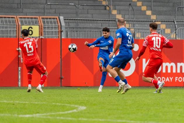 Spielszene, Halim Eroglu (TSG Balingen, 34) bringt eine Flanke herein, v.l. Yunus Malli (1. FSV Mainz 05 II, 13), Ivo Colic (TSG Balingen, 31), Fabio Moreno Fell (1. FSV Mainz 05 II, 10), GER, 1. FSV Mainz 05 II vs. TSG Balingen, Fussball, Regionalliga Suedwest, 12. Spieltag, Saison 2025 2026, 11.10.2025, DFB REGULATIONS PROHIBIT ANY USE OF PHOTOGRAPHS AS IMAGE SEQUENCES AND OR QUASI-VIDEO, GER, 1. FSV Mainz 05 II vs. TSG Balingen, Fussball, Regionalliga Suedwest, 12. Spieltag, Saison 2025 2026, 11.10.2025 Mainz Copyright: xEibner-Pressefoto Jan-NiclasxGrox EP_JGG