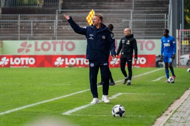 Freisteller, Portrait, Geste, Gestik Benjamin Hoffmann (1. FSV Mainz 05 II, Cheftrainer) gibt Anweisungen, GER, 1. FSV Mainz 05 II vs. TSG Balingen, Fussball, Regionalliga Suedwest, 12. Spieltag, Saison 2025 2026, 11.10.2025, DFB REGULATIONS PROHIBIT ANY USE OF PHOTOGRAPHS AS IMAGE SEQUENCES AND OR QUASI-VIDEO, GER, 1. FSV Mainz 05 II vs. TSG Balingen, Fussball, Regionalliga Suedwest, 12. Spieltag, Saison 2025 2026, 11.10.2025 Mainz Copyright: xEibner-Pressefoto Jan-NiclasxGrox EP_JGG