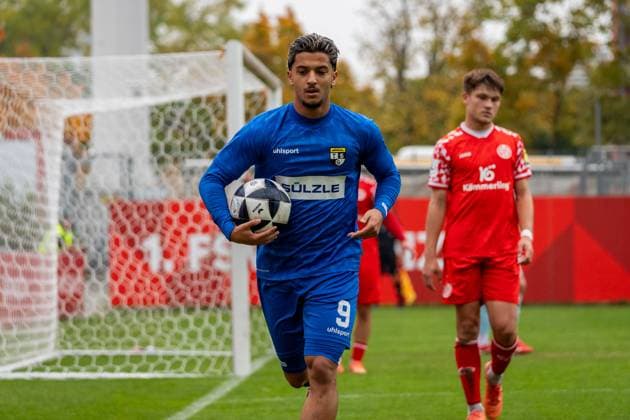 Freisteller, Portrait Zeki Goerkem Koca (TSG Balingen, 09) laeuft mit dem Ball in der Hand in Richtung Eckfahne, GER, 1. FSV Mainz 05 II vs. TSG Balingen, Fussball, Regionalliga Suedwest, 12. Spieltag, Saison 2025 2026, 11.10.2025, DFB REGULATIONS PROHIBIT ANY USE OF PHOTOGRAPHS AS IMAGE SEQUENCES AND OR QUASI-VIDEO, GER, 1. FSV Mainz 05 II vs. TSG Balingen, Fussball, Regionalliga Suedwest, 12. Spieltag, Saison 2025 2026, 11.10.2025 Mainz Copyright: xEibner-Pressefoto Jan-NiclasxGrox EP_JGG