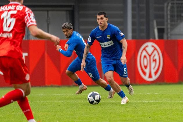 Spielszene, Dribbling, Ballaktion Denis Latifovic (TSG Balingen, 05), GER, 1. FSV Mainz 05 II vs. TSG Balingen, Fussball, Regionalliga Suedwest, 12. Spieltag, Saison 2025 2026, 11.10.2025, DFB REGULATIONS PROHIBIT ANY USE OF PHOTOGRAPHS AS IMAGE SEQUENCES AND OR QUASI-VIDEO, GER, 1. FSV Mainz 05 II vs. TSG Balingen, Fussball, Regionalliga Suedwest, 12. Spieltag, Saison 2025 2026, 11.10.2025 Mainz Copyright: xEibner-Pressefoto Jan-NiclasxGrox EP_JGG