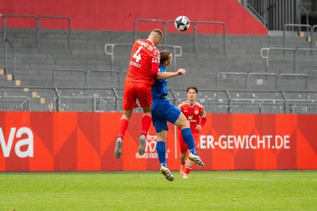 Spielszene, Zweikampf, Kopfball, Kopfballduell, v.l. Philipp Schulz (1. FSV Mainz 05 II, 04), Simon Klostermann (TSG Balingen, 33), GER, 1. FSV Mainz 05 II vs. TSG Balingen, Fussball, Regionalliga Suedwest, 12. Spieltag, Saison 2025 2026, 11.10.2025, DFB REGULATIONS PROHIBIT ANY USE OF PHOTOGRAPHS AS IMAGE SEQUENCES AND OR QUASI-VIDEO, GER, 1. FSV Mainz 05 II vs. TSG Balingen, Fussball, Regionalliga Suedwest, 12. Spieltag, Saison 2025 2026, 11.10.2025 Mainz Copyright: xEibner-Pressefoto Jan-NiclasxGrox EP_JGG