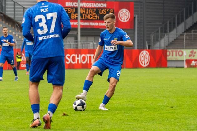 Spielszene, Freisteller, Portrait, Dribbling Ole Deiniger (TSG Balingen, 23) mit Ball, GER, 1. FSV Mainz 05 II vs. TSG Balingen, Fussball, Regionalliga Suedwest, 12. Spieltag, Saison 2025 2026, 11.10.2025, DFB REGULATIONS PROHIBIT ANY USE OF PHOTOGRAPHS AS IMAGE SEQUENCES AND OR QUASI-VIDEO, GER, 1. FSV Mainz 05 II vs. TSG Balingen, Fussball, Regionalliga Suedwest, 12. Spieltag, Saison 2025 2026, 11.10.2025 Mainz Copyright: xEibner-Pressefoto Jan-NiclasxGrox EP_JGG