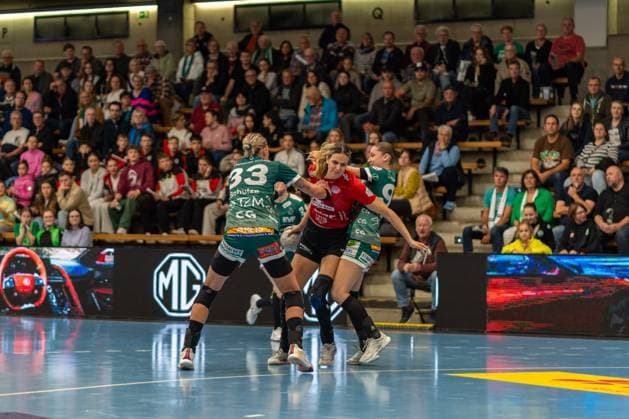 Luisa Schulze (Frisch Auf Goeppingen, 33), Anika Niederwieser (Thueringer HC, 14) und Lara Daeuble (Frisch Auf Goeppingen, 95), Frisch Auf Goeppingen Frauen vs. Thueringer HC, Handball, Bundesliga, 05. Spieltag, Saison 2025 2026, 11.10.2025, Frisch Auf Goeppingen Frauen vs. Thueringer HC, Handball, Bundesliga, 05. Spieltag, Saison 2025 2026, 11.10.2025 Goeppingen Copyright: xEibner-Pressefoto MaxxVogelx EP_MVL