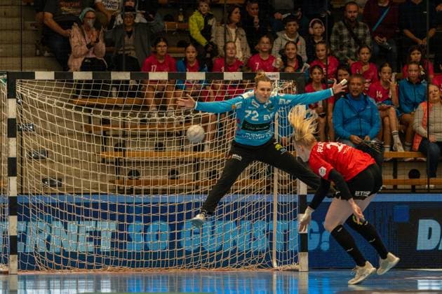 Petra Hlogyik (Frisch Auf Goeppingen, 72) und Johanna Reichert (Thueringer HC, 29), Frisch Auf Goeppingen Frauen vs. Thueringer HC, Handball, Bundesliga, 05. Spieltag, Saison 2025 2026, 11.10.2025, Frisch Auf Goeppingen Frauen vs. Thueringer HC, Handball, Bundesliga, 05. Spieltag, Saison 2025 2026, 11.10.2025 Goeppingen Copyright: xEibner-Pressefoto MaxxVogelx EP_MVL