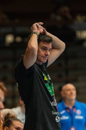 Nico Kiener (Frisch Auf Goeppingen, Cheftrainer), Frisch Auf Goeppingen Frauen vs. Thueringer HC, Handball, Bundesliga, 05. Spieltag, Saison 2025 2026, 11.10.2025, Frisch Auf Goeppingen Frauen vs. Thueringer HC, Handball, Bundesliga, 05. Spieltag, Saison 2025 2026, 11.10.2025 Goeppingen Copyright: xEibner-Pressefoto MaxxVogelx EP_MVL
