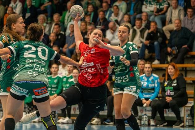 Louisa De Bellis (Frisch Auf Goeppingen, 20) und Josefine Hanfland (Thueringer HC, 57), Frisch Auf Goeppingen Frauen vs. Thueringer HC, Handball, Bundesliga, 05. Spieltag, Saison 2025 2026, 11.10.2025, Frisch Auf Goeppingen Frauen vs. Thueringer HC, Handball, Bundesliga, 05. Spieltag, Saison 2025 2026, 11.10.2025 Goeppingen Copyright: xEibner-Pressefoto MaxxVogelx EP_MVL