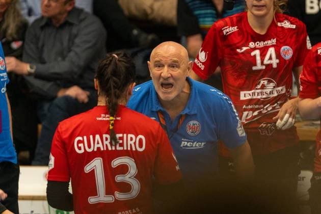 Giulia Guariero (Thueringer HC, 13) und Herbert Mueller (Thueringer HC, Cheftrainer), Frisch Auf Goeppingen Frauen vs. Thueringer HC, Handball, Bundesliga, 05. Spieltag, Saison 2025 2026, 11.10.2025, Frisch Auf Goeppingen Frauen vs. Thueringer HC, Handball, Bundesliga, 05. Spieltag, Saison 2025 2026, 11.10.2025 Goeppingen Copyright: xEibner-Pressefoto MaxxVogelx EP_MVL