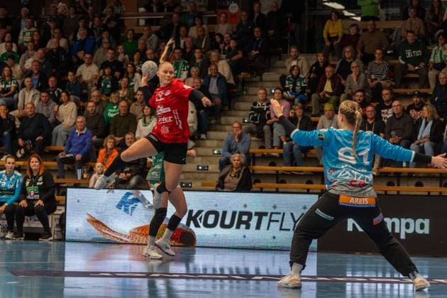 Rikke Hoffbeck (Thueringer HC, 22) und Celina Meissner (Frisch Auf Goeppingen, 61), Frisch Auf Goeppingen Frauen vs. Thueringer HC, Handball, Bundesliga, 05. Spieltag, Saison 2025 2026, 11.10.2025, Frisch Auf Goeppingen Frauen vs. Thueringer HC, Handball, Bundesliga, 05. Spieltag, Saison 2025 2026, 11.10.2025 Goeppingen Copyright: xEibner-Pressefoto MaxxVogelx EP_MVL