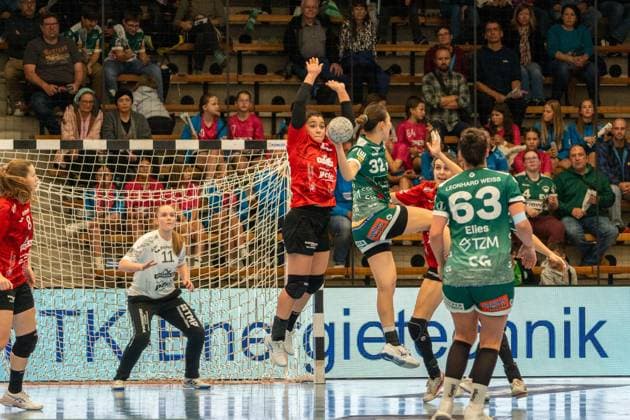 Giulia Guariero (Thueringer HC, 13) und Haruno Sasaki (Frisch Auf Goeppingen, 32), Frisch Auf Goeppingen Frauen vs. Thueringer HC, Handball, Bundesliga, 05. Spieltag, Saison 2025 2026, 11.10.2025, Frisch Auf Goeppingen Frauen vs. Thueringer HC, Handball, Bundesliga, 05. Spieltag, Saison 2025 2026, 11.10.2025 Goeppingen Copyright: xEibner-Pressefoto MaxxVogelx EP_MVL