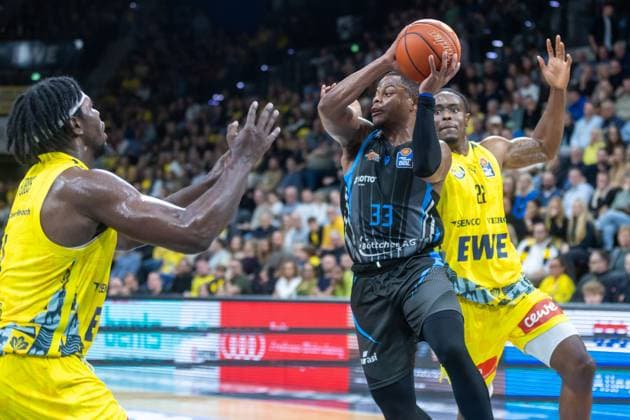 Oldenburg, Niedersachsen, DEU, 11.10.2025, Eric Washington (Mitte, Science City Jena), Brian Fobbs (links, EWE Baskets Oldenburg) und Eral Penn (rechts, EWE Baskets Oldenburg). EWE Baskets Oldenburg vs. Science City Jena. 1. Basketball-Bundesliga Saison 2025 2026, 4. Spieltag, Grosse EWE Arena. EWE Baskets Oldenburg vs. Science City Jena