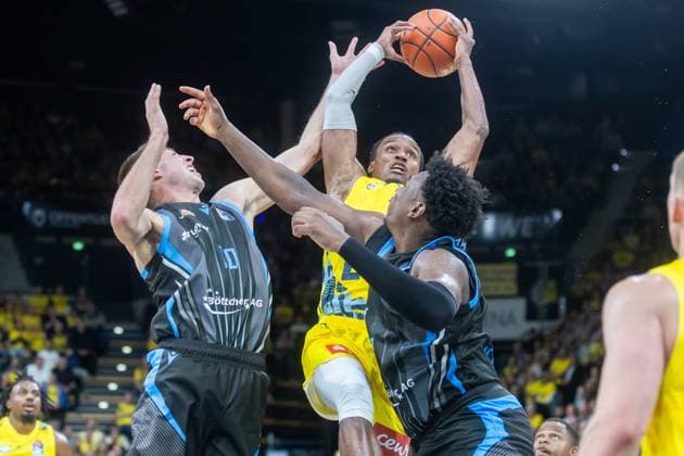 Oldenburg, Niedersachsen, DEU, 11.10.2025, James Woodard (Mitte, EWE Baskets Oldenburg), Joe Wieskamp (links, Science City Jena) und Great Osobor (rechts, Science City Jena). EWE Baskets Oldenburg vs. Science City Jena. 1. Basketball-Bundesliga Saison 2025 2026, 4. Spieltag, Grosse EWE Arena. EWE Baskets Oldenburg vs. Science City Jena