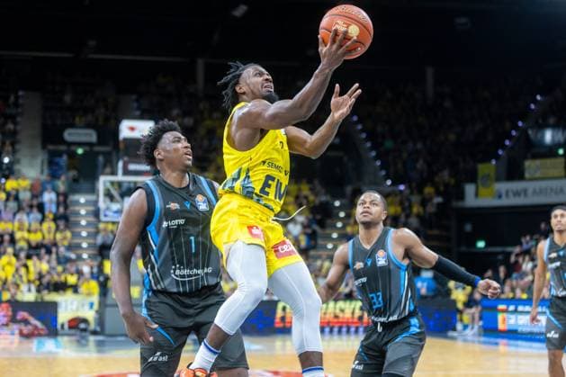 Oldenburg, Niedersachsen, DEU, 11.10.2025, Christopher Clemons (Mitte, EWE Baskets Oldenburg), Great Osobor (links, Science City Jena) und Eric Washington (rechts, Science City Jena). EWE Baskets Oldenburg vs. Science City Jena. 1. Basketball-Bundesliga Saison 2025 2026, 4. Spieltag, Grosse EWE Arena. EWE Baskets Oldenburg vs. Science City Jena