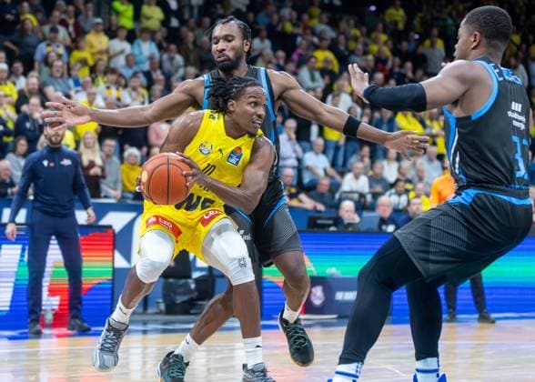 Oldenburg, Niedersachsen, DEU, 11.10.2025, James Woodard (Mitte, EWE Baskets Oldenburg), Eric Washington (rechts, Science City Jena) und Keith Braxton JR (links, Science City Jena). EWE Baskets Oldenburg vs. Science City Jena. 1. Basketball-Bundesliga Saison 2025 2026, 4. Spieltag, Grosse EWE Arena. EWE Baskets Oldenburg vs. Science City Jena