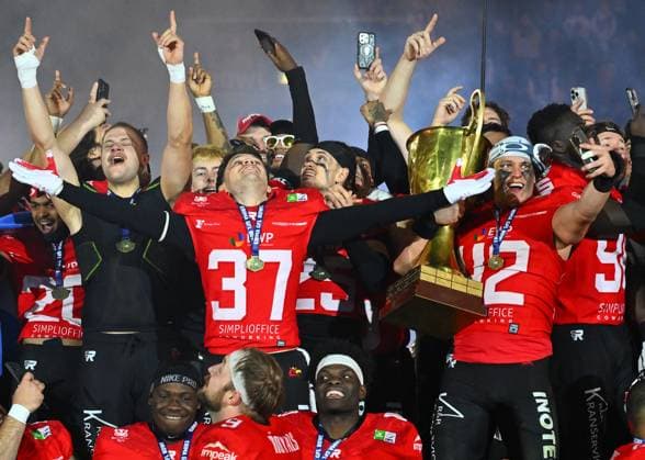 Siegerehrung, Potsdam wurde deutscher Meister und feiert mit dem Bowl, Potsdam Royals gegen Dresden Monarchs, GFL-Bowl, German Bowl, Finale um die deutsche Meisterschaft, American Football, German Football League, GFL, Dresden, Saison 2025, Rudlof-Harbig-Stadion Dresden, 11.10.2025,
