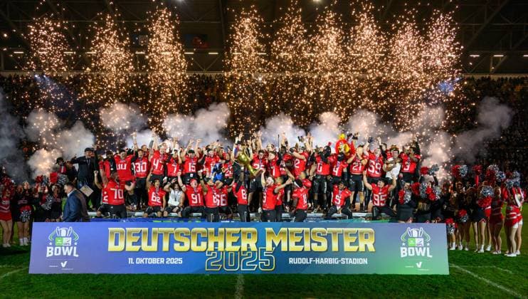 Siegerehrung, Potsdam wurde deutscher Meister und feiert mit dem Bowl, Potsdam Royals gegen Dresden Monarchs, GFL-Bowl, German Bowl, Finale um die deutsche Meisterschaft, American Football, German Football League, GFL, Dresden, Saison 2025, Rudlof-Harbig-Stadion Dresden, 11.10.2025,