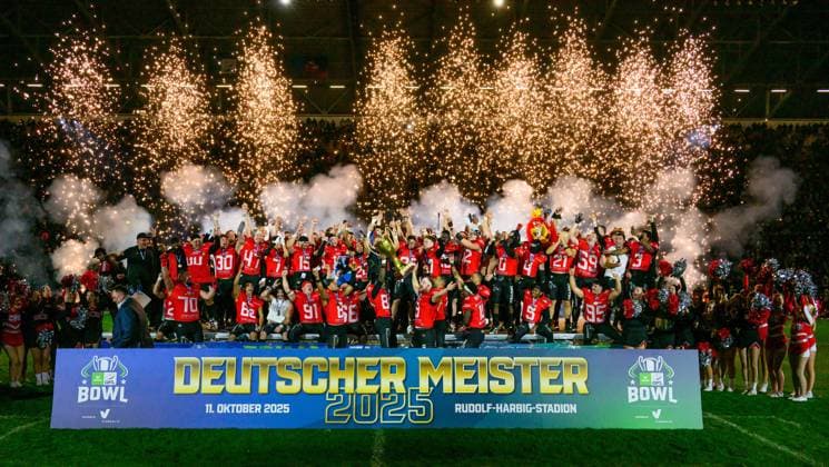 Siegerehrung, Potsdam wurde deutscher Meister und feiert mit dem Bowl, Potsdam Royals gegen Dresden Monarchs, GFL-Bowl, German Bowl, Finale um die deutsche Meisterschaft, American Football, German Football League, GFL, Dresden, Saison 2025, Rudlof-Harbig-Stadion Dresden, 11.10.2025,