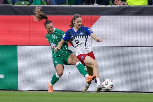 v.li.: Maja Sternad (SV Werder Bremen, 11) und Leni Eggert (Hamburger SV, 29) im Zweikampf, Duell, Dynamik, Aktion, Action, Spielszene, DIE DFB-RICHTLINIEN UNTERSAGEN JEGLICHE NUTZUNG VON FOTOS ALS SEQUENZBILDER UND ODER VIDEOÄHNLICHE FOTOSTRECKEN. DFB REGULATIONS PROHIBIT ANY USE OF PHOTOGRAPHS AS IMAGE SEQUENCES AND OR QUASI-VIDEO., 11.10.2025, Bremen (Deutschland), Fussball, Google Pixel Frauen-Bundesliga, SV Werder Bremen - Hamburger SV