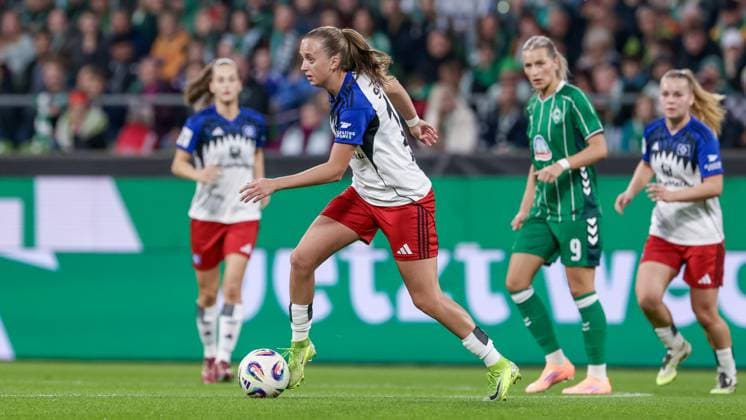 Victoria Schulz (Hamburger SV, 19) am Ball, Einzelbild, Ganzkörper, Aktion, Action, Spielszene, DIE DFB-RICHTLINIEN UNTERSAGEN JEGLICHE NUTZUNG VON FOTOS ALS SEQUENZBILDER UND ODER VIDEOÄHNLICHE FOTOSTRECKEN. DFB REGULATIONS PROHIBIT ANY USE OF PHOTOGRAPHS AS IMAGE SEQUENCES AND OR QUASI-VIDEO., 11.10.2025, Bremen (Deutschland), Fussball, Google Pixel Frauen-Bundesliga, SV Werder Bremen - Hamburger SV