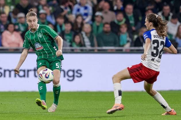 v.li.: Michelle Ulbrich (SV Werder Bremen, 5) und Lotta Wrede (Hamburger SV, 32) im Zweikampf, Duell, Dynamik, Aktion, Action, Spielszene, DIE DFB-RICHTLINIEN UNTERSAGEN JEGLICHE NUTZUNG VON FOTOS ALS SEQUENZBILDER UND ODER VIDEOÄHNLICHE FOTOSTRECKEN. DFB REGULATIONS PROHIBIT ANY USE OF PHOTOGRAPHS AS IMAGE SEQUENCES AND OR QUASI-VIDEO., 11.10.2025, Bremen (Deutschland), Fussball, Google Pixel Frauen-Bundesliga, SV Werder Bremen - Hamburger SV
