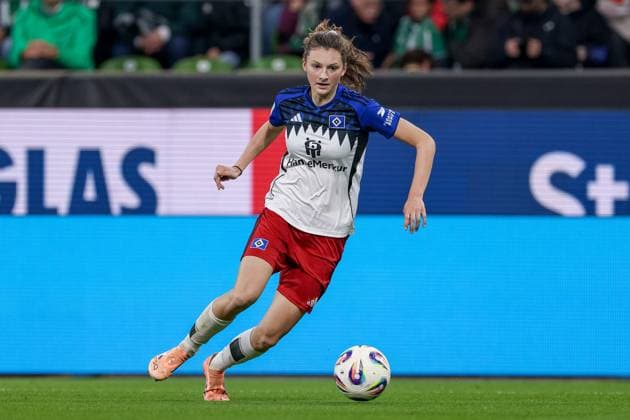 Lotta Wrede (Hamburger SV, 32) am Ball, Freisteller, Einzelbild, Ganzkörper, Aktion, Action, Spielszene, DIE DFB-RICHTLINIEN UNTERSAGEN JEGLICHE NUTZUNG VON FOTOS ALS SEQUENZBILDER UND ODER VIDEOÄHNLICHE FOTOSTRECKEN. DFB REGULATIONS PROHIBIT ANY USE OF PHOTOGRAPHS AS IMAGE SEQUENCES AND OR QUASI-VIDEO., 11.10.2025, Bremen (Deutschland), Fussball, Google Pixel Frauen-Bundesliga, SV Werder Bremen - Hamburger SV