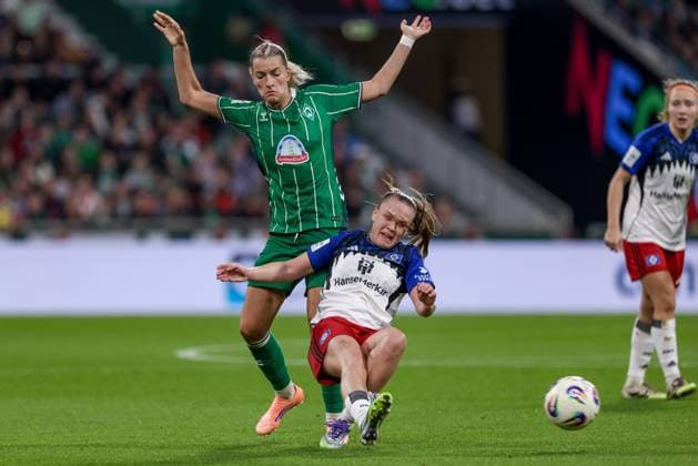 v.li.: Medina Desic (SV Werder Bremen, 9) und Annaleen Böhler (Hamburger SV, 6) im Zweikampf, Duell, Dynamik, Aktion, Action, Spielszene, DIE DFB-RICHTLINIEN UNTERSAGEN JEGLICHE NUTZUNG VON FOTOS ALS SEQUENZBILDER UND ODER VIDEOÄHNLICHE FOTOSTRECKEN. DFB REGULATIONS PROHIBIT ANY USE OF PHOTOGRAPHS AS IMAGE SEQUENCES AND OR QUASI-VIDEO., 11.10.2025, Bremen (Deutschland), Fussball, Google Pixel Frauen-Bundesliga, SV Werder Bremen - Hamburger SV