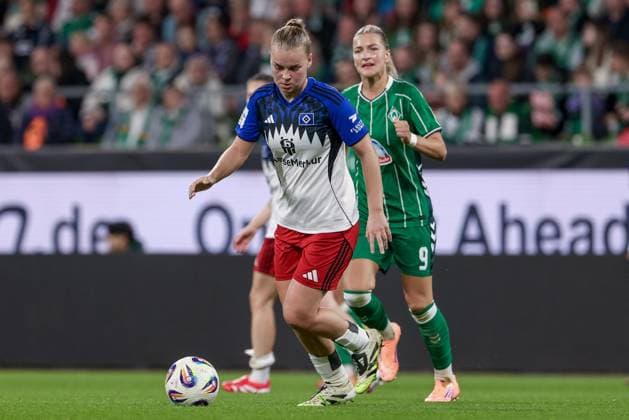 Svea Stoldt (Hamburger SV, 8) am Ball, Einzelbild, Ganzkörper, Aktion, Action, Spielszene, DIE DFB-RICHTLINIEN UNTERSAGEN JEGLICHE NUTZUNG VON FOTOS ALS SEQUENZBILDER UND ODER VIDEOÄHNLICHE FOTOSTRECKEN. DFB REGULATIONS PROHIBIT ANY USE OF PHOTOGRAPHS AS IMAGE SEQUENCES AND OR QUASI-VIDEO., 11.10.2025, Bremen (Deutschland), Fussball, Google Pixel Frauen-Bundesliga, SV Werder Bremen - Hamburger SV