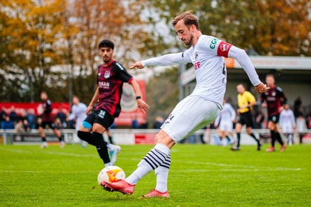 Michel Julius Stoecker (SC Verl, 24) im Torschuss GER, VfL Theesen vs. SC Verl, Fussball, Westfalenpokal, Achteilfinale, Spielzeit 2025 2026, 11.10.2025 DFL Regulations prohibit any use of photographers as image sequences and or quasi-video. GER, VfL Theesen vs. SC Verl, Fussball, Westfalenpokal, Achteilfinale, Spielzeit 2025 2026, 11.10.2025 Bielefeld Copyright: xEibner-Pressefoto JanxRollingerx EP_JSK