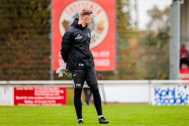 Fynn Mueller (SC Verl, Torwarttrainer) GER, VfL Theesen vs. SC Verl, Fussball, Westfalenpokal, Achteilfinale, Spielzeit 2025 2026, 11.10.2025 DFL Regulations prohibit any use of photographers as image sequences and or quasi-video. GER, VfL Theesen vs. SC Verl, Fussball, Westfalenpokal, Achteilfinale, Spielzeit 2025 2026, 11.10.2025 Bielefeld Copyright: xEibner-Pressefoto JanxRollingerx EP_JSK
