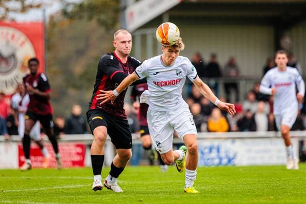 v.l. Tom Fuhrmann (VfL Luebeck-Schwartau, 08), Marco Mannhardt (SC Verl, 22) im Zweikampf GER, VfL Theesen vs. SC Verl, Fussball, Westfalenpokal, Achteilfinale, Spielzeit 2025 2026, 11.10.2025 DFL Regulations prohibit any use of photographers as image sequences and or quasi-video. GER, VfL Theesen vs. SC Verl, Fussball, Westfalenpokal, Achteilfinale, Spielzeit 2025 2026, 11.10.2025 Bielefeld Copyright: xEibner-Pressefoto JanxRollingerx EP_JSK