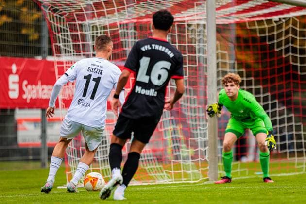 v.l. Dominik Steczyk (SC Verl, 11), Taha Ajdar Moulla (VfL Luebeck-Schwartau, 16), Fynn Laarmann (VfL Luebeck-Schwartau, 12) GER, VfL Theesen vs. SC Verl, Fussball, Westfalenpokal, Achteilfinale, Spielzeit 2025 2026, 11.10.2025 DFL Regulations prohibit any use of photographers as image sequences and or quasi-video. GER, VfL Theesen vs. SC Verl, Fussball, Westfalenpokal, Achteilfinale, Spielzeit 2025 2026, 11.10.2025 Bielefeld Copyright: xEibner-Pressefoto JanxRollingerx EP_JSK