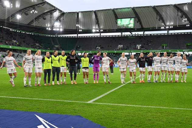 Fußball I Frauen I Saison 2025-2026 I Bundesliga I 6. Spieltag I VfL Wolfsburg - FC Bayern München I 11.10.2025 Jubeln über den Sieg in der Ecke vor ihren Fans v.l.n.r. Arianna Caruso (27, FC Bayern München), Magdalena Eriksson (5, FC Bayern München), Stine Ballisager Pedersen (3, FC Bayern München), Tuva Hansen (6, FC Bayern München), Lena Oberdorf (8, FC Bayern München), Natalia Padilla-Bidas (23, FC Bayern München), Maria-Luisa Grohs (1, FC Bayern München), Momoko Tanikawa (18, FC Bayern München), Ena Mahmutovic (32, FC Bayern München), Franziska Kett (20, FC Bayern München), Glodis Viggosdottir (4, FC Bayern München), Georgia Stanway (31, FC Bayern München), Katharina Naschenweng (19, FC Bayern München), Pernille Harder (21, FC Bayern München), Alara Sehitler (14, FC Bayern München), Giulia Gwinn (7, FC Bayern München), Klara Bühl (17, FC Bayern München), Lea Schüller (11, FC Bayern München) und Linda Dallmann (10, FC Bayern München) Wolfsburg Volkswagen Arena Niedersachsen Deutschland Copyright: xLobeca InesxHähnelx