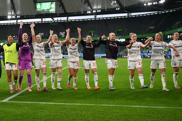 Fußball I Frauen I Saison 2025-2026 I Bundesliga I 6. Spieltag I VfL Wolfsburg - FC Bayern München I 11.10.2025 Jubeln über den Sieg in der Ecke vor ihren Fans v.l.n.r. Momoko Tanikawa (18, FC Bayern München), Ena Mahmutovic (32, FC Bayern München), Franziska Kett (20, FC Bayern München), Glodis Viggosdottir (4, FC Bayern München), Georgia Stanway (31, FC Bayern München), Katharina Naschenweng (19, FC Bayern München), Pernille Harder (21, FC Bayern München), Alara Sehitler (14, FC Bayern München), Giulia Gwinn (7, FC Bayern München), Klara Bühl (17, FC Bayern München) Wolfsburg Volkswagen Arena Niedersachsen Deutschland Copyright: xLobeca InesxHähnelx