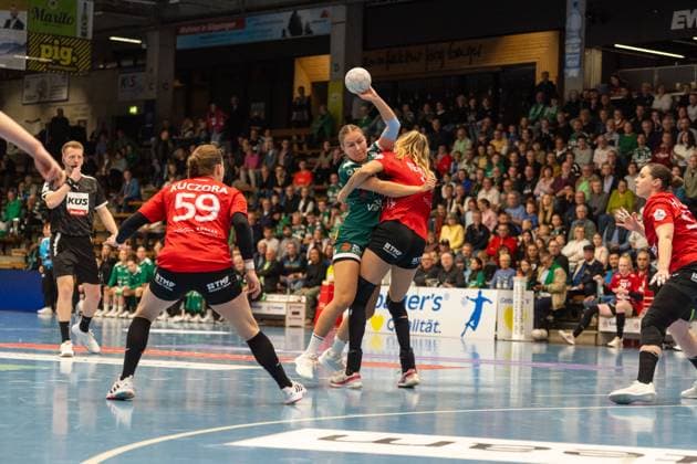 Ann Kynast (Frisch Auf Goeppingen, 05) und Anika Niederwieser (Thueringer HC, 14), Frisch Auf Goeppingen Frauen vs. Thueringer HC, Handball, Bundesliga, 05. Spieltag, Saison 2025 2026, 11.10.2025, Frisch Auf Goeppingen Frauen vs. Thueringer HC, Handball, Bundesliga, 05. Spieltag, Saison 2025 2026, 11.10.2025 Goeppingen Copyright: xEibner-Pressefoto MaxxVogelx EP_MVL