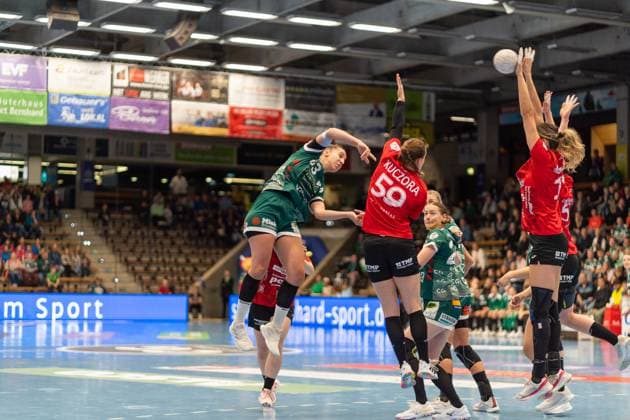 Stephanie Elies (Frisch Auf Goeppingen, 63), Csenge Kuczora (Thueringer HC, 59) und Anika Niederwieser (Thueringer HC, 14) Im Block, Frisch Auf Goeppingen Frauen vs. Thueringer HC, Handball, Bundesliga, 05. Spieltag, Saison 2025 2026, 11.10.2025, Frisch Auf Goeppingen Frauen vs. Thueringer HC, Handball, Bundesliga, 05. Spieltag, Saison 2025 2026, 11.10.2025 Goeppingen Copyright: xEibner-Pressefoto MaxxVogelx EP_MVL