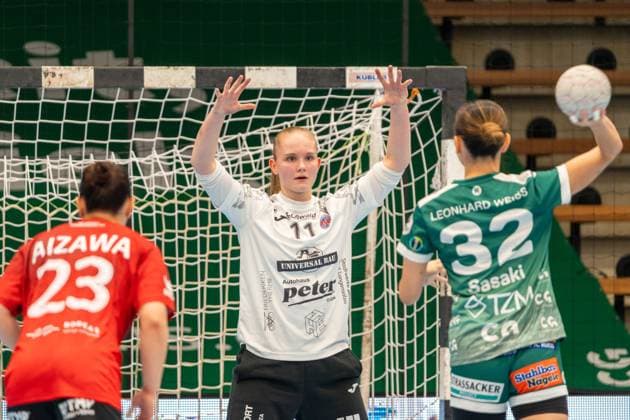 Laura Kuske (Thueringer HC, 11) und Haruno Sasaki (Frisch Auf Goeppingen, 32), Frisch Auf Goeppingen Frauen vs. Thueringer HC, Handball, Bundesliga, 05. Spieltag, Saison 2025 2026, 11.10.2025, Frisch Auf Goeppingen Frauen vs. Thueringer HC, Handball, Bundesliga, 05. Spieltag, Saison 2025 2026, 11.10.2025 Goeppingen Copyright: xEibner-Pressefoto MaxxVogelx EP_MVL