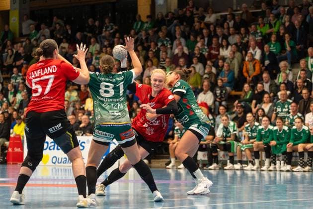 Josefine Hanfland (Thueringer HC, 57), Lea Neubrander (Frisch Auf Goeppingen, 81), Rikke Hoffbeck (Thueringer HC, 22) und Louisa De Bellis (Frisch Auf Goeppingen, 20), Frisch Auf Goeppingen Frauen vs. Thueringer HC, Handball, Bundesliga, 05. Spieltag, Saison 2025 2026, 11.10.2025, Frisch Auf Goeppingen Frauen vs. Thueringer HC, Handball, Bundesliga, 05. Spieltag, Saison 2025 2026, 11.10.2025 Goeppingen Copyright: xEibner-Pressefoto MaxxVogelx EP_MVL