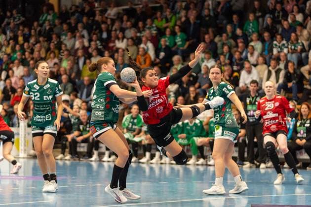 Aylin Bornhardt (Frisch Auf Goeppingen, 13) und Giulia Guariero (Thueringer HC, 13), Frisch Auf Goeppingen Frauen vs. Thueringer HC, Handball, Bundesliga, 05. Spieltag, Saison 2025 2026, 11.10.2025, Frisch Auf Goeppingen Frauen vs. Thueringer HC, Handball, Bundesliga, 05. Spieltag, Saison 2025 2026, 11.10.2025 Goeppingen Copyright: xEibner-Pressefoto MaxxVogelx EP_MVL