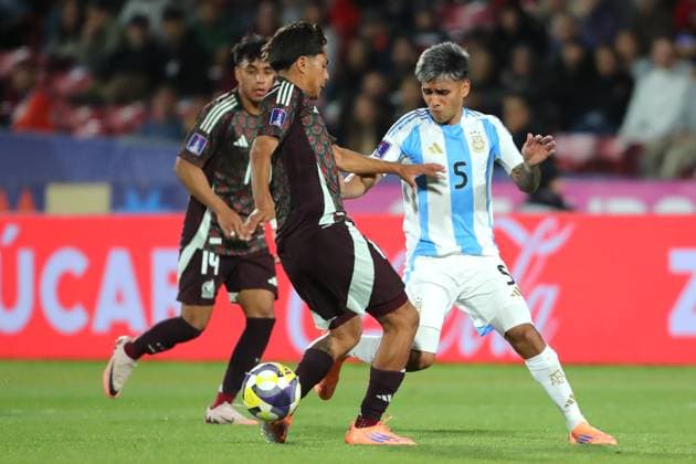 Futbol, Mexico vs Argentina. Mundial sub 20, Chile 2025. El jugador de Mexico Yael Padilla, centro, disputa el balon con Milton Delgado de Argentina durante un partido de cuartos de final del mundial sub 20 realizado en el estadio Nacional de Santiago, Chile. 11 10 2025 Jonnathan Oyarzun Photosport Football, Mexico vs Argentina. U-20 World Cup Championship. Mexico™s player Yael Padilla, center, vies for the ball against Milton Delgado of Argentina during a quarterfinal match of the U-20 World Cup at the Nacional stadium in Santiago, Chile. 11 10 2025 Jonnathan Oyarzun Photosport Mexico vs Argentina, mundial sub 20 Chile 2025
