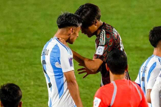 Futbol, Mexico vs Argentina. Mundial sub 20, Chile 2025. El jugador de Argentina Milton Delgado, izquierda, encara a Elias Montiel de Mexico durante un partido de eliminacion directa de los cuartos de final del mundial sub 20 realizado en el estadio Nacional de Santiago, Chile. 11 10 2025 Andres Pina Photosport Football, Mexico vs Argentina. U-20 World Cup Championship. Argentina™s player Milton Delgado, left, face off Elias Montiel of Mexico during a U-20 World Cup, quarter final knock out match, at the Nacional stadium in Santiago, Chile. 11 10 2025 Andres Pina Photosport Mexico vs Argentina, mundial sub 20 Chile 2025