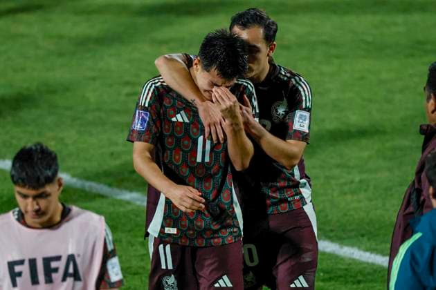 Futbol, Mexico vs Argentina. Mundial sub 20, Chile 2025. El jugador de Mexico Gilberto Mora, izquierda, y Hugo Camberos lamentan la derrota contra Argentina tras un partido de eliminacion directa de los cuartos de final del mundial sub 20 disputado en el estadio Nacional de Santiago, Chile. 11 10 2025 Andres Pina Photosport Football, Mexico vs Argentina. U-20 World Cup Championship. Mexico™s player Gilberto Mora, left, and Hugo Camberos react loosing against Argentina after a U-20 World Cup, quarter final knock out match, at the Nacional stadium in Santiago, Chile. 11 10 2025 Andres Pina Photosport Mexico vs Argentina, mundial sub 20 Chile 2025