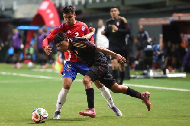 Futbol, Chile vs Peru Partido amistoso 2025 El jugador de la seleccion chilena Fabian Hormazabal, izquierda, disputa el balon con Luis Ramos de Peru, durante el partido amistoso disputado en el Estadio Bicentenario de la Florida, Santiago, Chile. 10 10 2025 Felipe Zanca Photosport Football, Chile vs Peru 2025 friendly match Chile s player Fabian Hormazabal, Left, vies for the ball against Luis Ramos of Peru during a friendly match at the Bicentenario Stadium in the Florida, Santiago, Chile. 10 10 2025 Felipe Zanca Photosport Chile vs Peru, amistoso 2025