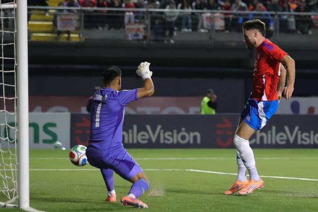 Futbol, Chile vs Peru Partido amistoso 2025 El jugador de la seleccion chilena Ben Brereton, convierte el gol, durante el partido amistoso disputado en el Estadio Bicentenario de la Florida, Santiago, Chile. 10 10 2025 Felipe Zanca Photosport Football, Chile vs Peru 2025 friendly match Chile s player Ben Brereton, scores the goal during a friendly match at the Bicentenario Stadium in the Florida, Santiago, Chile. 10 10 2025 Felipe Zanca Photosport Chile vs Peru, amistoso 2025