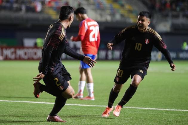Futbol, Chile vs Peru Partido amistoso 2025 El jugador de la seleccion Peru Cesar Inga, izquierda, celebra el gol, durante el partido amistoso disputado en el Estadio Bicentenario de la Florida, Santiago, Chile. 10 10 2025 Felipe Zanca Photosport Football, Chile vs Peru 2025 friendly match Peru s player Cesar Inga, left, celebrate the goal during a friendly match at the Bicentenario Stadium in the Florida, Santiago, Chile. 10 10 2025 Felipe Zanca Photosport Chile vs Peru, amistoso 2025