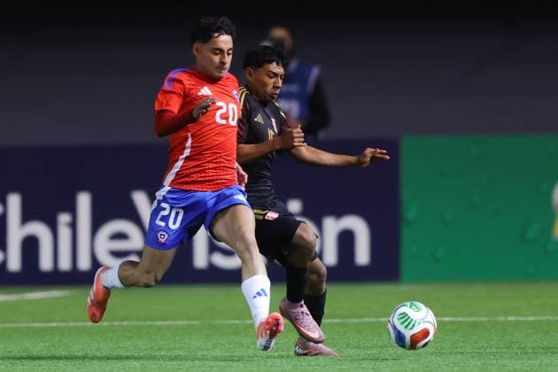 Futbol, Chile vs Peru Partido amistoso 2025 El jugador de la seleccion chilena Javier Altamirano, izquierda, disputa el balon con Maxloren Castro de Peru, durante el partido amistoso disputado en el Estadio Bicentenario de la Florida, Santiago, Chile. 10 10 2025 Felipe Zanca Photosport Football, Chile vs Peru 2025 friendly match Chile s player Javier Altamirano, left, vies for the ball against Maxloren Castro of Peru during a friendly match at the Bicentenario Stadium in the Florida, Santiago, Chile. 10 10 2025 Felipe Zanca Photosport Chile vs Peru, amistoso 2025