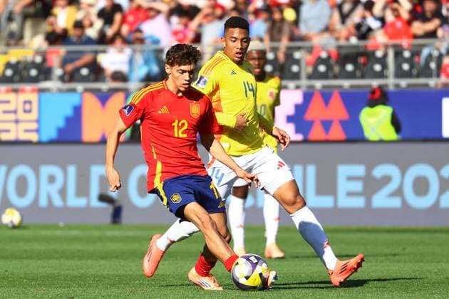 Futbol, Espana vs Colombia. Mundial sub 20, Chile 2025. El jugador de Espana Thiago Pitarch, izquierda, disputa el balon con Jordan Barrera de Colombia durante un partido de Cuartos de final del mundial sub 20 realizado en el estadio Fiscal de Talca, Chile. 11 10 2025 Eduardo Fortes Photosport Football, Spain vs Colombia. U-20 World Cup Championship. Spain™s player Thiago Pitarch, left, vies for the ball against Jordan Barrera of Colombia during a round of 8 match of the U-20 World Cup at the Fiscal stadium in Talca, Chile. 11 10 2025 Eduardo Fortes Photosport Espana vs Colombia, mundial sub 20 Chile 2025