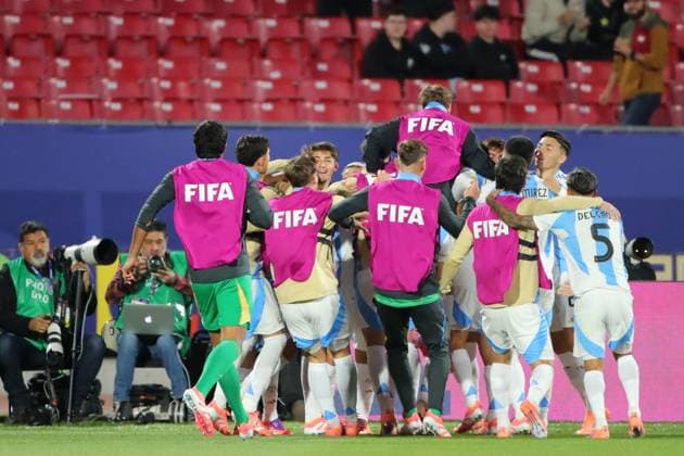 Futbol, Mexico vs Argentina. Mundial sub 20, Chile 2025. El jugador de Argentina Maher Carrizo, centro, celebra tras marcar un gol contra Mexico durante un partido de cuartos de final del mundial sub 20 disputado en el estadio Nacional de Santiago, Chile. 11 10 2025 Jonnathan Oyarzun Photosport Football, Mexico vs Argentina. U-20 World Cup Championship. Argentina™s player Maher Carrizo, center, celebrates after scoring against Mexico during a quarterfinal match of the U-20 World Cup at the Nacional stadium in Santiago, Chile. 11 10 2025 Jonnathan Oyarzun Photosport Mexico vs Argentina, mundial sub 20 Chile 2025