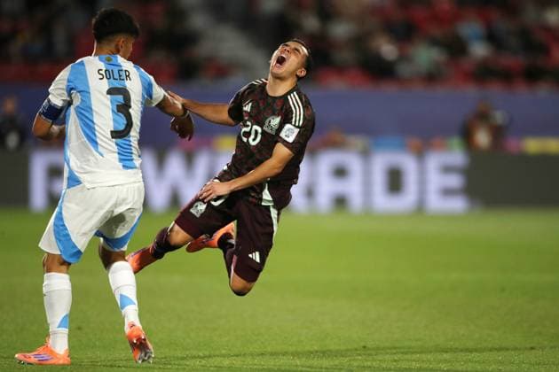 Futbol, Mexico vs Argentina. Mundial sub 20, Chile 2025. El jugador de Argentina Julio Soler, derecha, disputa el balon con Hugo Camberos de Mexico durante un partido de cuartos de final del mundial sub 20 realizado en el estadio Nacional de Santiago, Chile. 11 10 2025 Jonnathan Oyarzun Photosport Football, Mexico vs Argentina. U-20 World Cup Championship. Argentina™s player Julio Soler, right, vies for the ball against Hugo Camberos of Mexico during a quarterfinal match of the U-20 World Cup at the Nacional stadium in Santiago, Chile. 11 10 2025 Jonnathan Oyarzun Photosport Mexico vs Argentina, mundial sub 20 Chile 2025